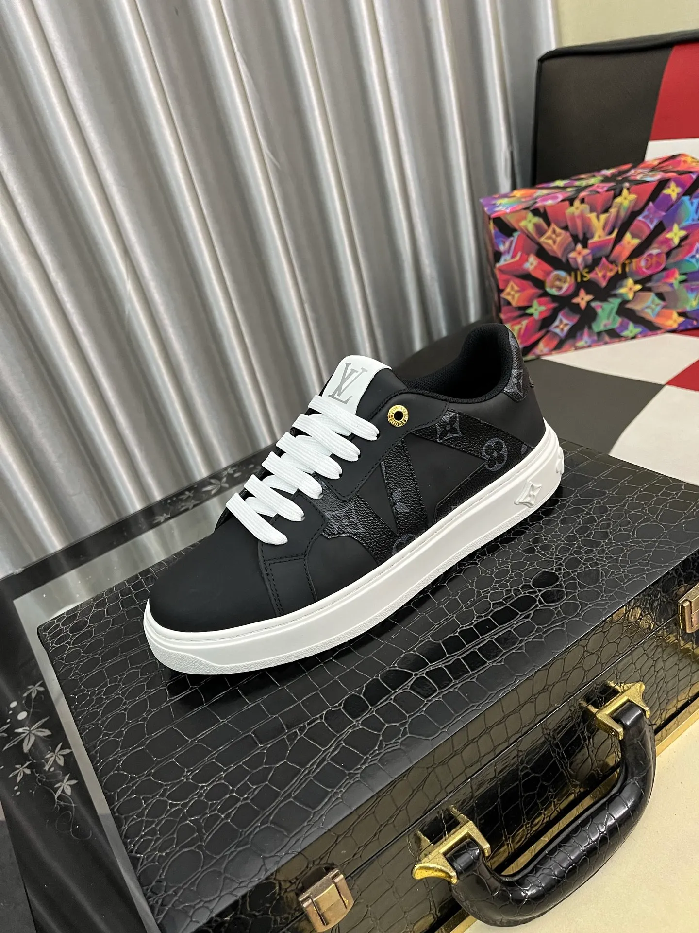 Men's shoes 💰520⌚️⌚️LV Louis Vuitton. The latest fashionable casual shoes are popular in physical stores. New spring and summer comfortable imported custom original cowhide, unique jacquard fabric element design. With sheepskin lining, Lv original bottom, [sun][sun] high-end packaging and high quality💪Details determine the quality, you can enter and leave the counter at will, welcome to compare🇮🇹Number of sizes 38-445️⃣Color options available